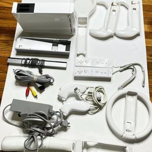 Nintendo Wii Console Bundle 3 Games 2 Controllers 2 Nunchuck Sensor TESTED
